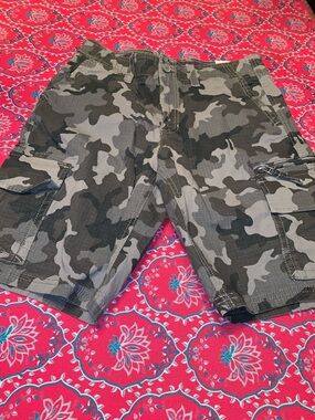 NWT Men’s Sonoma Cargo Shorts, Green Camo.  Sz 29.